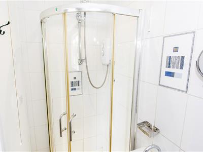 En-suite Photo 2